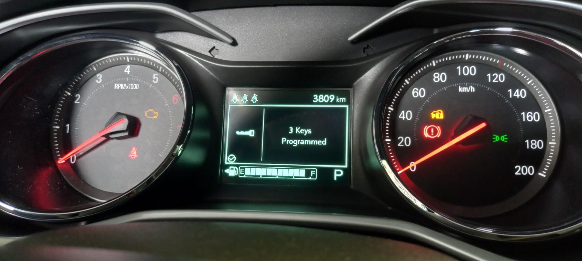 Tablero de automóvil con llaves programadas